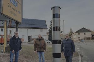 Neben der neuen Messanlage sind OB Holachke, OV Giselbert Seitz und der Leiter der Eppinger Straßenverkehrsbehörde Günter Brenner