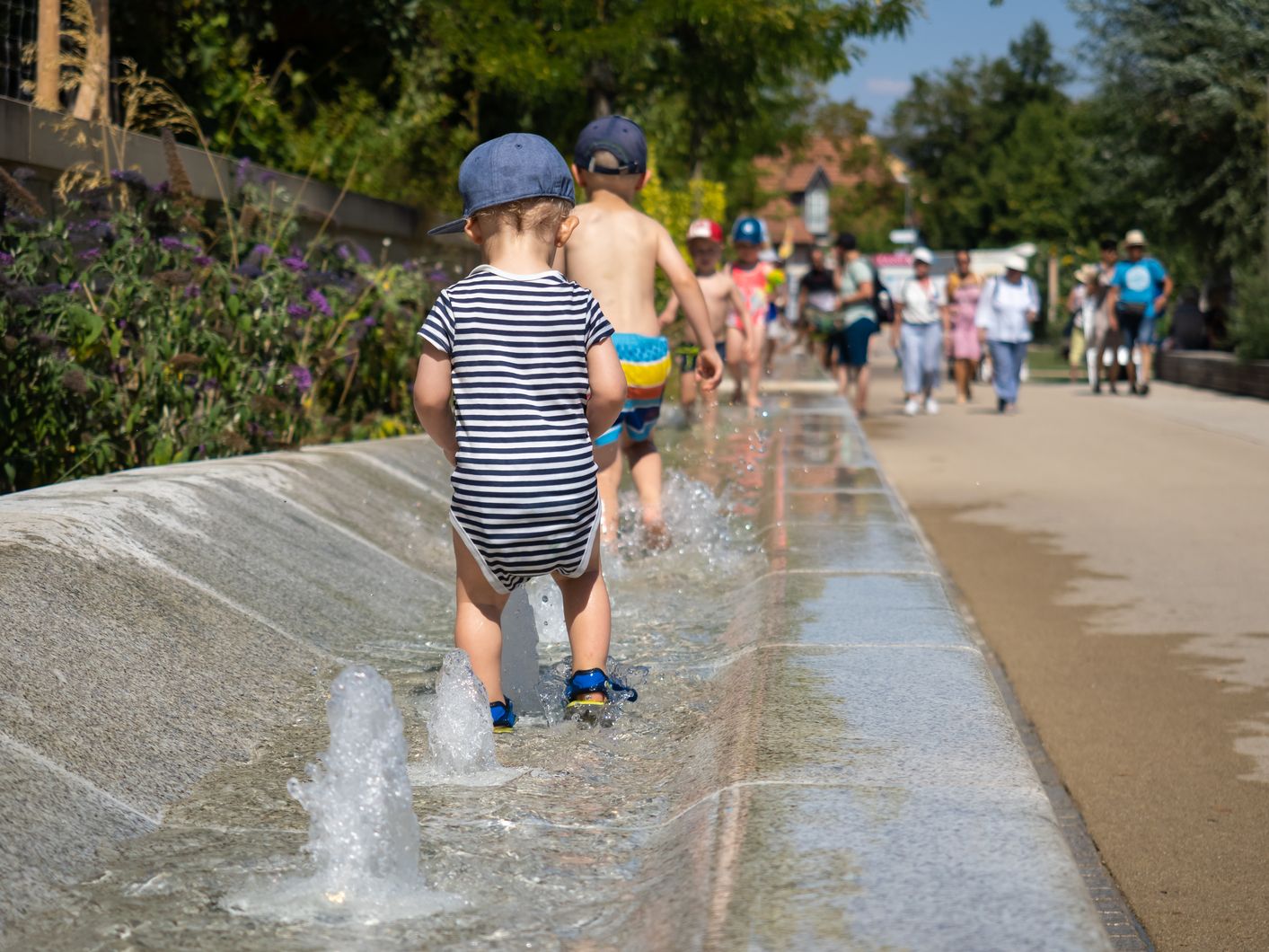 Kinder spielen in den Wassertischen auf der Eppinger Gartenschau 2022