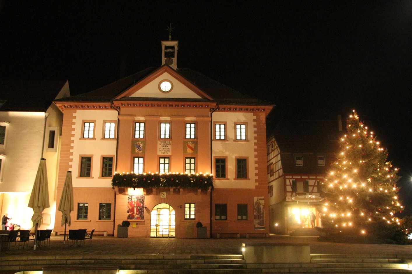 Weihnachtsbeleuchtung am Rathaus