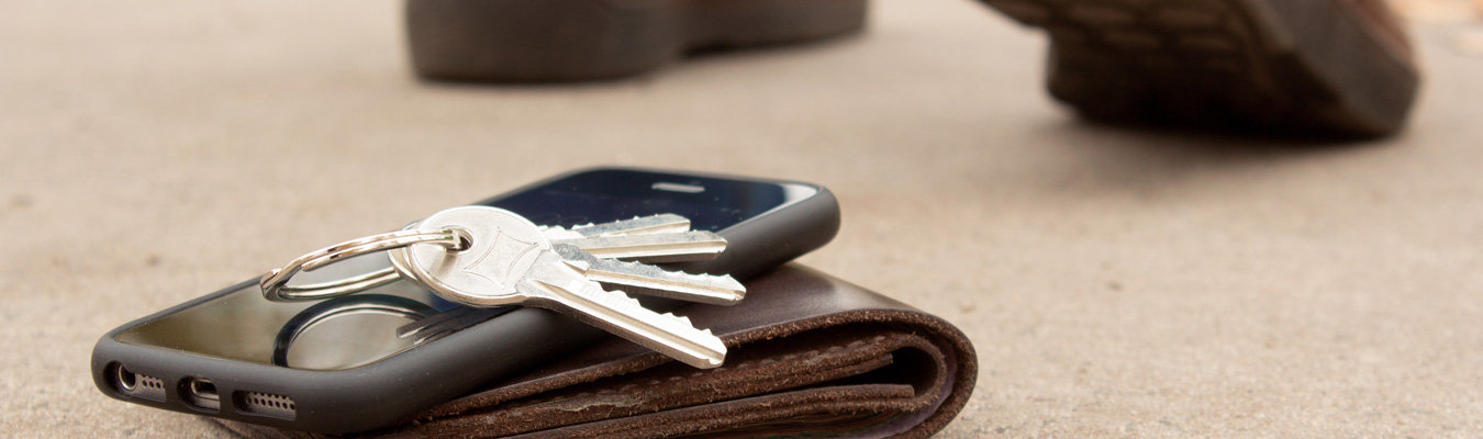 Person verliert Schlüssel, Handy und Geldbeutel