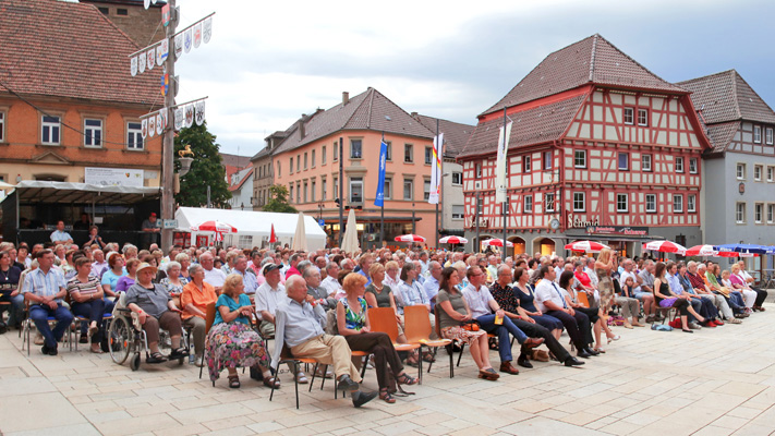 Zuschauermenge auf dem Marktplatz Eppingen